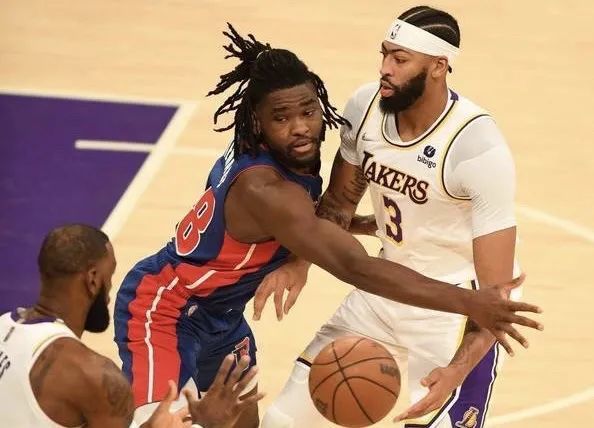  浓眉哥统治禁区湖人内外开花大胜步行者  